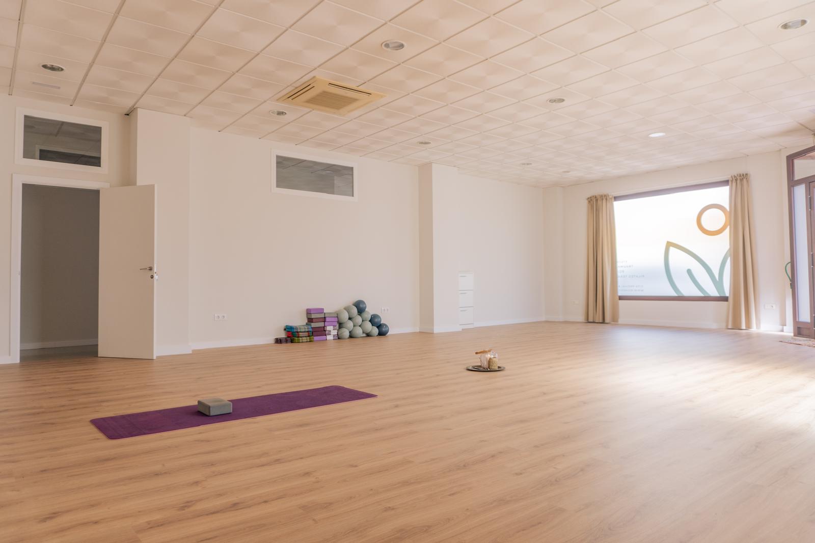 Sala diáfana de Espacio Mondo con luz natural y suelo de parquet